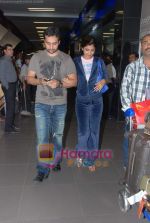 Shilpa Shetty, Raj Kundra snapped as they return from Singapore tonite in  Airport on 9th Sept 2010.JPG